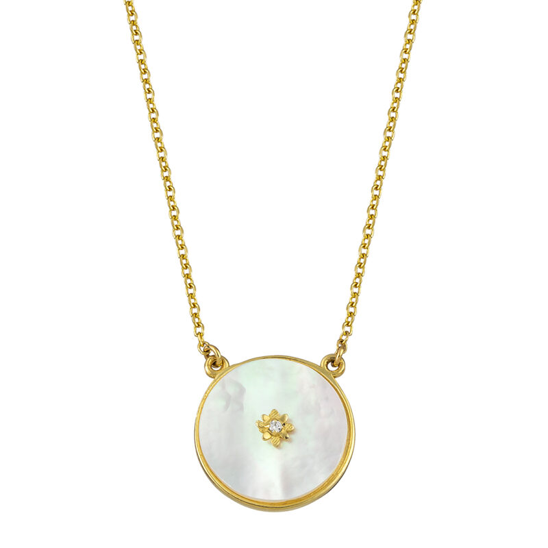 Χρυσό κολιέ με κλασική αλυσίδα και κρεμαστό μενταγιόν σε κυκλικό σχήμα. Το μενταγιόν αποτελείται από mother of pearl σε χρυσό πλαίσιο.
