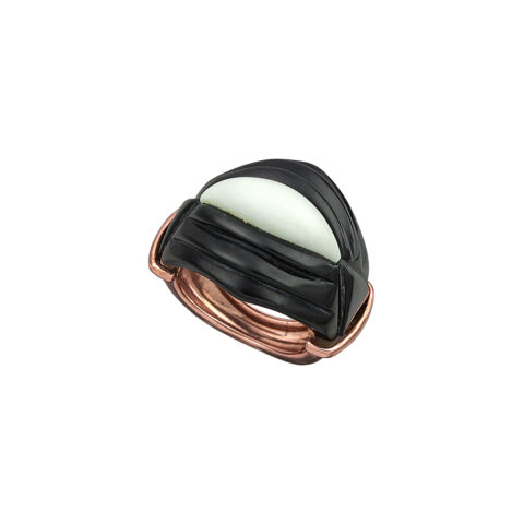 Ασημένιο ροζ επίχρυσο δαχτυλίδι σε σχήμα ρόμβου (2 x 2 εκ) με περίτεχνο σχέδιο απο λευκό αχάτη στο κέντρο και μαύρο όνυχα περιμετρικά. Ένα ιδιαίτερα κομψό και εντυπωσιακό δαχτυλίδι ιδανικό να φορεθεί όλες τις ώρες.