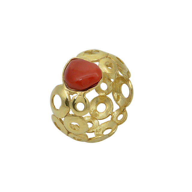 Ασημένιο επίχρυσο δαχτυλίδι σε ιδιαίτερο σχέδιο με κεντρική πέτρα από γνήσιο κοράλλι. Ανοιχτής περιμέτρου με δυνατότητα να αυξηθεί με λεπτό χειρισμό
